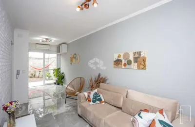 Casa semi mobiliada e reformada em condomínio com 2 dormitórios/quartos, sendo 2 suítes, sala de estar e cozinha integradas, área de serviço pátio