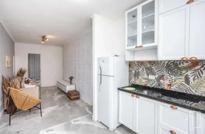 Casa semi mobiliada e reformada em condomínio com 2 dormitórios/Quartos, sendo 2 suítes, sala de estar e cozinha integradas, área de serviço pátio