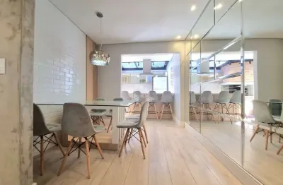 Casa semimobiliada em condomínio com 2 dormitórios, sendo 1 suíte com closet,  sala de estar, área gourmet nos fundos com cozinha e churrasqueira