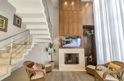 Casa semimobiliada em condomínio com infraestrutura de clube