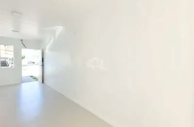 Casa em condomínio reformada com 2 dormitórios, cozinha ampla, vaga de garagem para 2 carros, uma coberta, aceita financiamento bancário e uso do FGTS