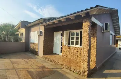 Casa à venda, 3 quartos, 3 banheiros, suíte, churrasqueira, garagem coberta, 2 casas.