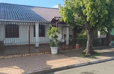 Casa com 3 dormitórios + loja comercial e  2 terrenos amplos