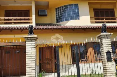 Casa de alto padrão 04 dormitorios, 01 suite, garagem 07 carros. Bairro Moinhos deVento, Canoas/RS.