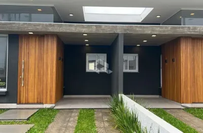 Casa com 2 dormitórios, sendo 01 suíte, 01 banheiro social, com pátio e churrasqueira