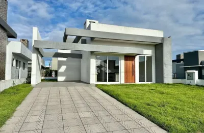 Casa térrea, 03 suítes, lavabo, living integrado, mobília fixa, pátio amplo com piscina, próximo a infraestrutura do condomínio, capão da canoa