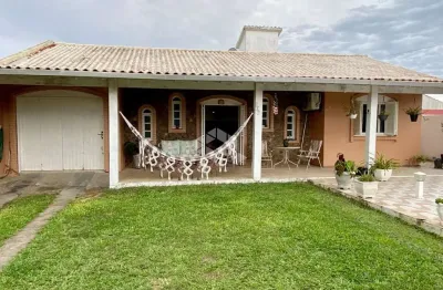 Casa com 04 dormitórios , sendo 02 suítes, um banheiro social, mobiliada, pátio com piscina, capão da canoa!!