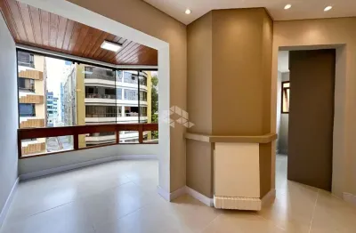 Apartamento reformado 2 dormitórios, 1 suíte, banheiro social, box de garagem, em capão da canoa