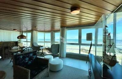 Apartamento com vista para o mar, possui 05 dormitórios (sendo 03 suítes), com área privativa de 193,98 m² em capão da canoa.