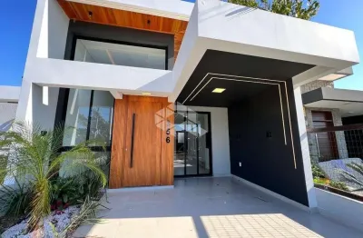 Casa á venda, próximo ao mar, possui 03 dormitórios sendo 01 suíte em capão da canoa!!