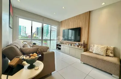 Apartamento mobiliado e decorado, com 02 dormitórios (sendo 01 suíte), a duas quadras do mar, em capão da canoa/rs.
