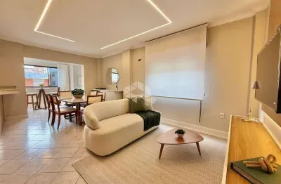 Apartamento mobiliado e decorado, 02 dormitórios(sendo 01 suíte), bairro centro, em capão da canoa/rs.