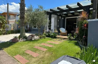 Casa com 180 m² privativos, 03 dormitórios (sendo uma suíte) mobiliada e decorada, no condado de capão .