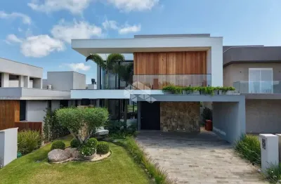 Casa composta por  05 suítes, mobiliada e decorada,  living integrado, área gourmet com churrasqueira, piscina, hidro; beira lago, capão da canoa