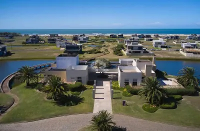 Lote beira lago, no condomínio costa serena, capão da canoa/rs
