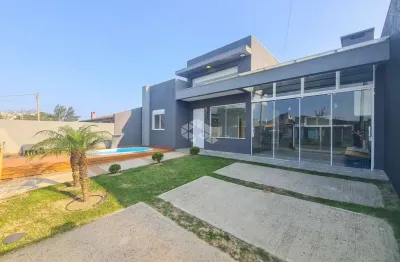 Sobrado 3 dormitórios, 1 suíte, 2 banheiros, living integrado amplo, churrasqueira, com garagem, no bairro araça em capão da canoa!