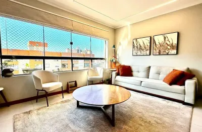 Impecável apartamento com 2 dormitórios, suíte e 2 vagas em localização privilegiada