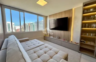 Apartamento mobiliado e decorado, 02 quartos, com vaga de garagem, no bairro zona nova, em capão da canoa/rs.
