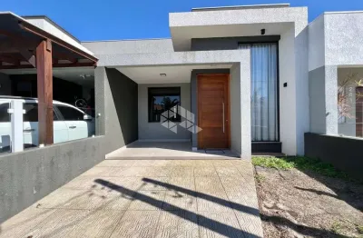 Casa mobiliada 2 domitórios/suíte, pé direito duplo e amplo pátio na zona nova!