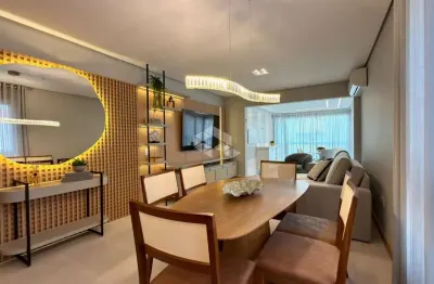 Apartamento com 03 quartos(sendo 01 suíte), mobiliado e decorado, com 2 box de garagem, no centro de capão da canoa.