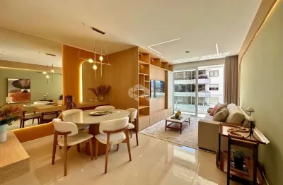 Apartamento 2 d de frente c/ varanda mobiliado e decorado com box no centro de capão da canoa