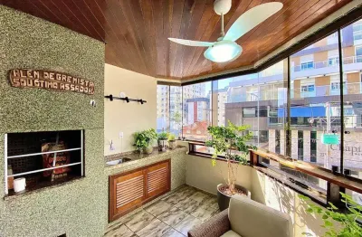 Apartamento mobiliado e repaginado com 03 dormitórios amplos, 01 suíte, no centro de capão da canoa/rs.