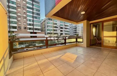 Amplo apartamento com 2 dormitórios (1 suíte) com sacada de frente terraço e dep. de empregada mais vaga para 3 carros no centro em capão da canoa