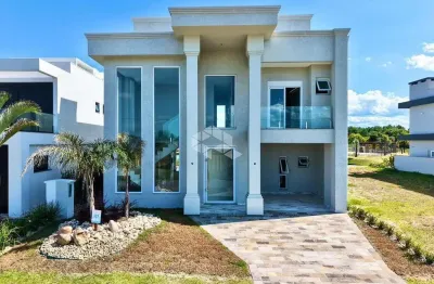 Sobrado neoclássico à beira lago com 4 suítes e piscina no condomínio fechado arenas curumim