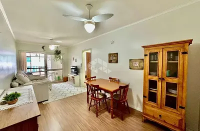 Apartamento de 2 dormitórios c/ sacada de frente com churrasqueira, mobiliado e com box/vaga de garagem na zona nova em capão da canoa