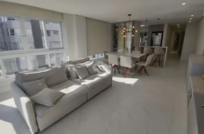 Amplo apartartamento mobiliado e decorado, 03 quartos, lavabo, no bairro navegantes, em capão da canoa.