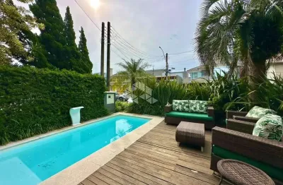 Sobrado com 4 suítes mob/dec , área gourmet + piscina no condomínio fechado em capão da canoa