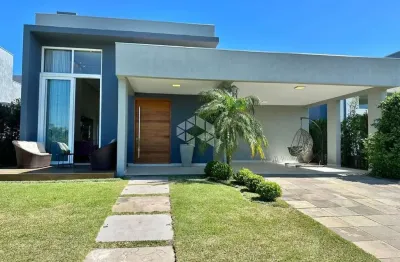 Casa em condomínio com 4 suítes mobiliada e decorada em capão da canoa