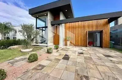 Casa em condomínio com 4 suítes mobiliada e decorada em capão da canoa