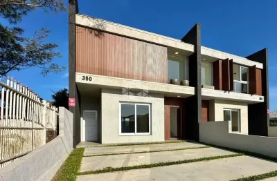 Casa sobrado com 03 quartos/suítes, pátio amplo, lavabo, no bairro zona nova, em capão da canoa.