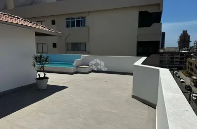 Cobertura duplex composta por 03 dormitórios(sendo 01 suíte), piscina, lavabo, no centro de capão da canoa.