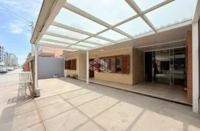 Casa com 3 dormitórios, pátio e anexo nos fundos na zona nova de capão da canoa