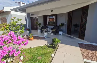 Casa com 3 dormitórios (sendo 1 suíte), garagem para 2 carros, anexo nos fundos e pátio na zona nova em capão da canoa