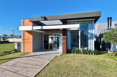 Casa em condomínio com 4 suítes mobiliada com piscina e acesso ao mar em capão da canoa