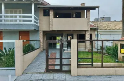 Casa sobrado com 3 dormitórios sendo 1 suíte mobiliada com garagem coberta na zona nova de capão da canoa