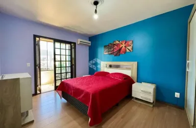 Casa sobrado em residencial com 2 dormitórios sendo 1 suíte mobiliada com vaga de garagem na zona nova em capão da canoa!