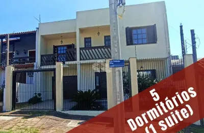 Casa com 5 dormitórios (1 suíte), e 4 vagas de garagem, com excelente conservação