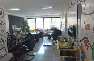 Andar inteiros de salas na riachuelo, centro histórico de porto alegre. recebe sação.