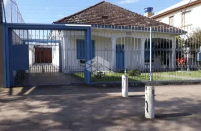 Casa residencial dois dormitórios, garagem para doze carros, galpão criolo