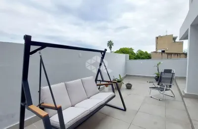 Apartamento garden com 2 dormitórios e 2 terraços e 1 garagem no bairro farroupilha