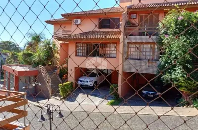 Casa ampla de três dormitórios em condomínio com infraestrutura completa