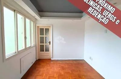 No coração do bom fim, living, 2 dormitórios, banheiro, lavabo, cozinha, área de serviço e banheiro auxiliar. próximo ufrgs, redenção e clínicas.