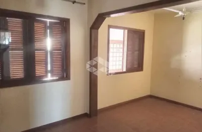 Casa de 3 dormitórios reformada, 62 m2 com 1 suíte, 1 vaga garagem coberta