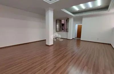 Apartamento 03 dormitórios com peças amplas e revitalizado no centro histórico.