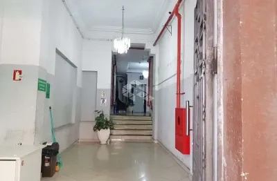 Apartamento 03 dormitórios com peças amplas e revitalizado no centro histórico.