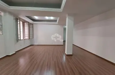 Apartamento 03 dormitórios com peças amplas e revitalizado no centro histórico.